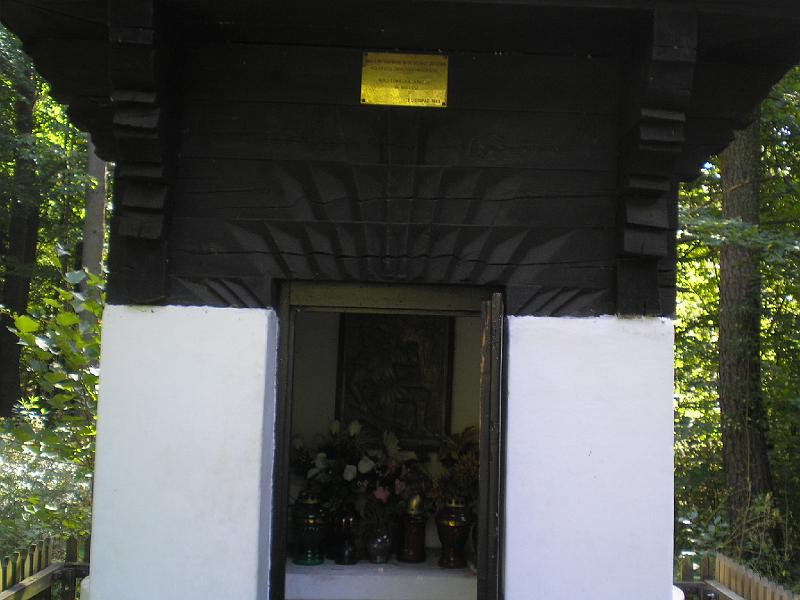 rowtras 044.jpg - Wnętrze kapliczki .